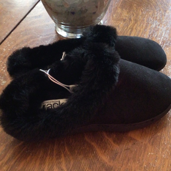 Womens Black Nordstrom Rack Faux Fur Trim Slipper Anti Skid sz small NWT - Picture 2 of 9